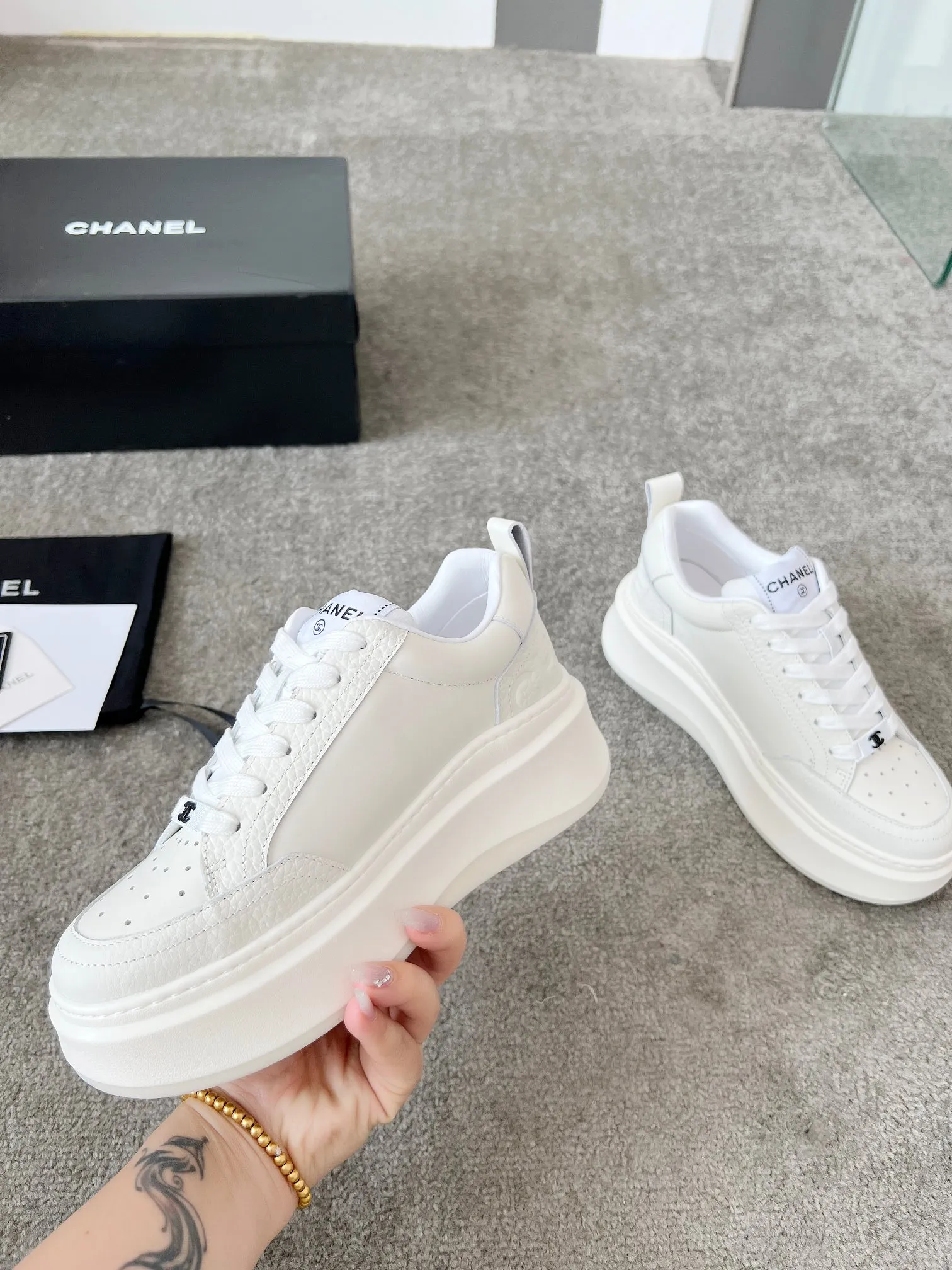 👟👟Ex-factory price 540👟👟 Super popular Chanel Chanel 2025 new casual sports shoes and sneakers. Hard to find in the counter. Super beautiful color. Very versatile. Super comfortable. Full of small fragrance. Classic, durable and versatile. The upper is made of spliced materials. Genuine cowhide, sheepskin lining, original pU+Tpa sole, good resilience. Wear light, white, white and black, white and pink code number: 35-40